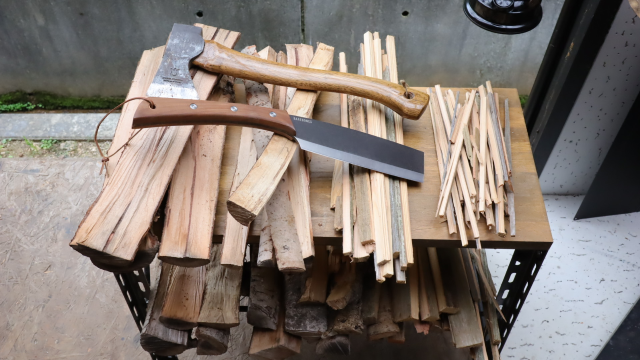焚き付け用の薪の準備